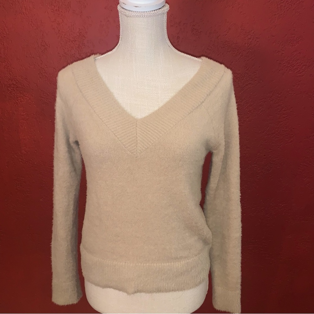 Womens v-neck sweater by Jessica Simpson size medium very soft tan color